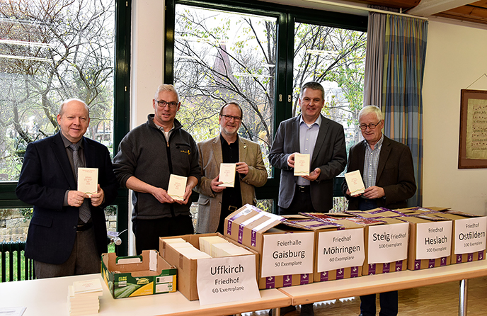 Übergabe ökumenischer Liederbücher